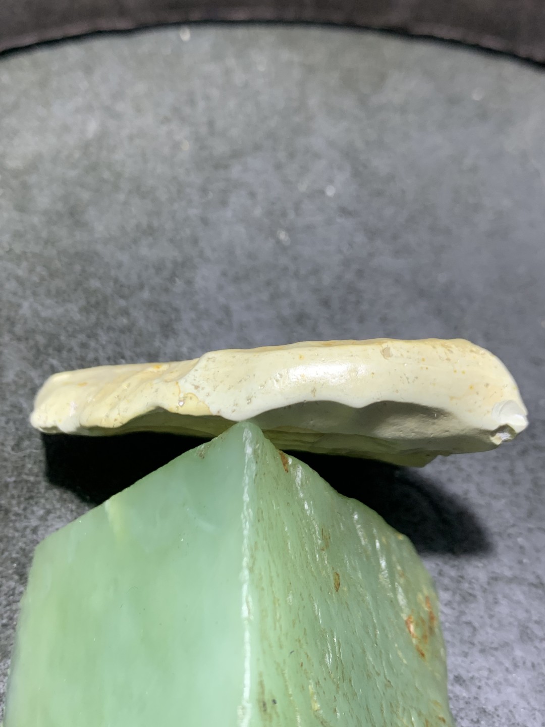 精美戈壁彩玉手工雕刻落尘把件（吊坠)一个！