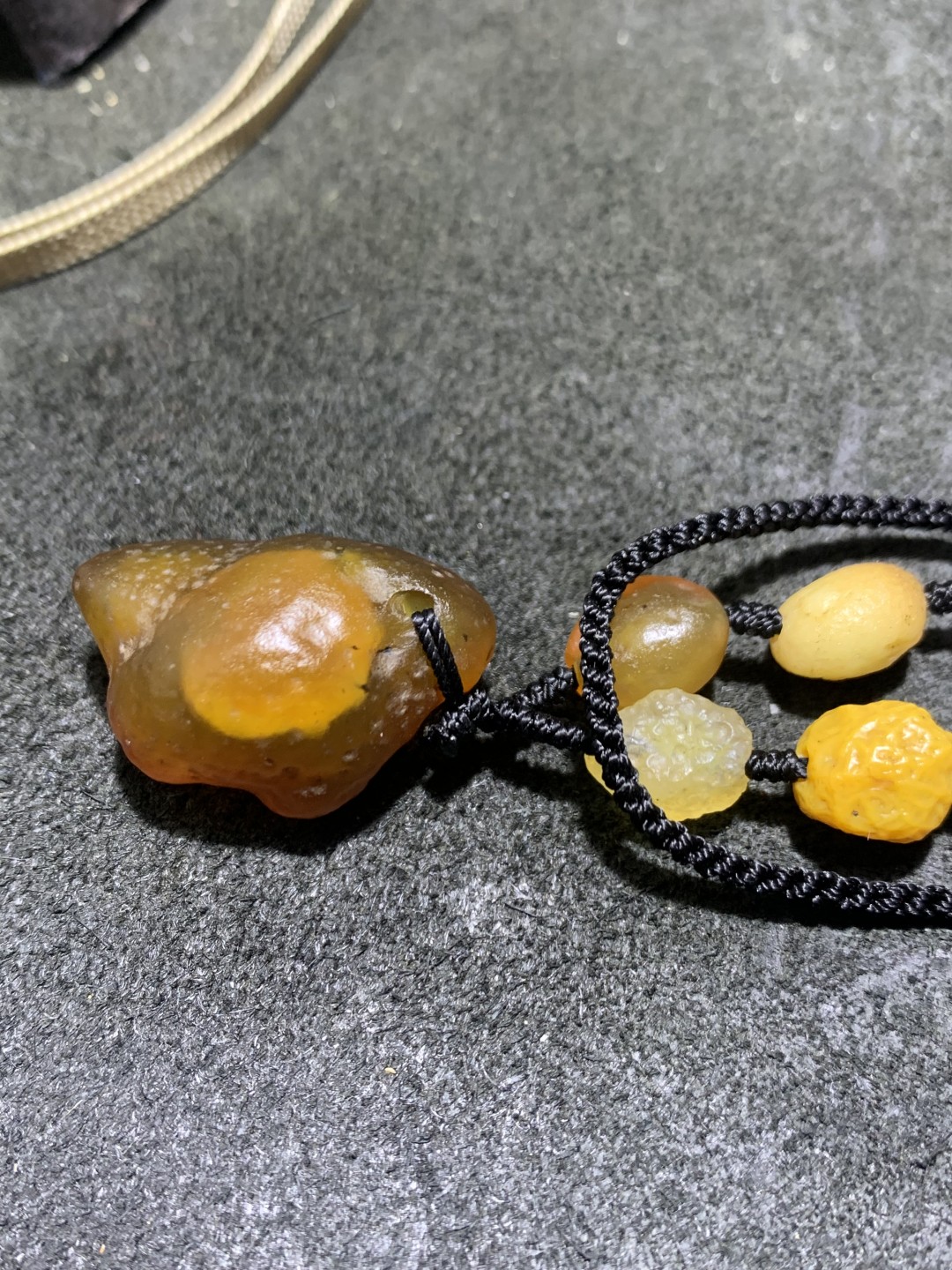精美天然阿拉善彩珠玛瑙项链一条，