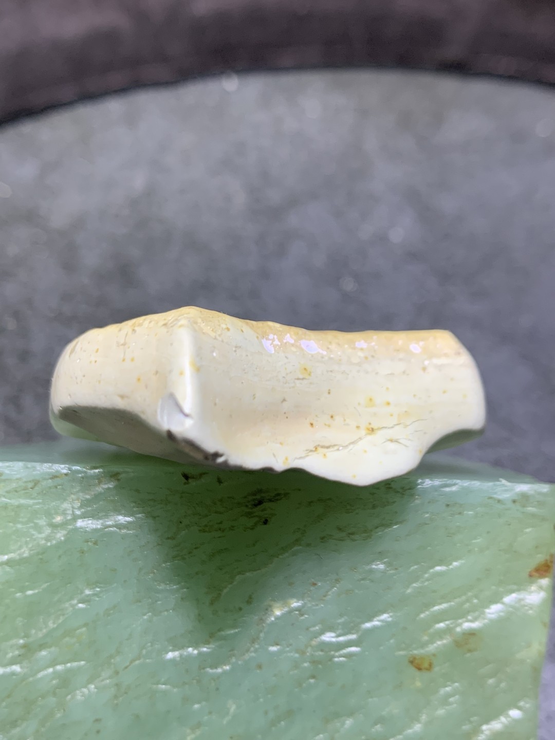 精美戈壁彩玉手工雕刻落尘把件（吊坠)一个！