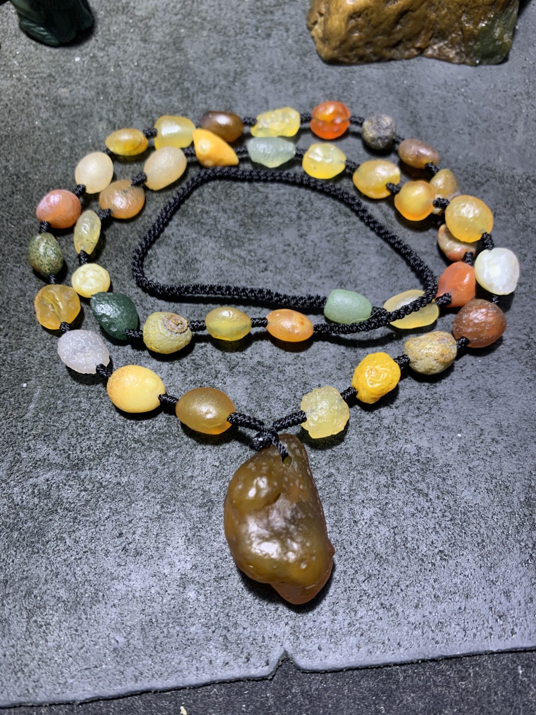 精美天然阿拉善彩珠玛瑙项链一条，