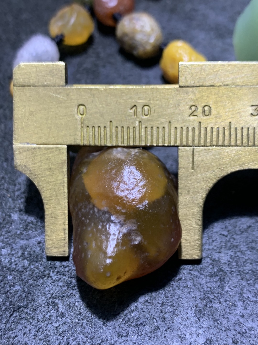 精美天然阿拉善彩珠玛瑙项链一条，