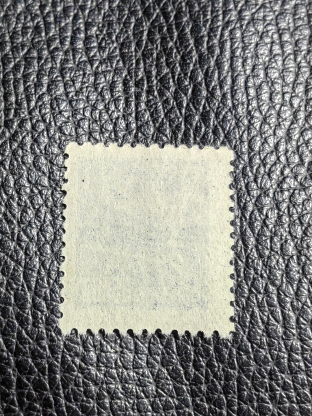 洪涛臻品批发群  精选邮票限时拍卖第二百五十四期 普1东贴 面值35000元一枚，全品，1950年新中国成立发行的第一组普票，年代久远，具有较高的收藏意义，全品可评级，喜欢不要错过