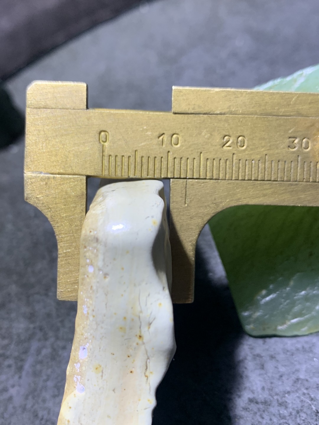 精美戈壁彩玉手工雕刻落尘把件（吊坠)一个！