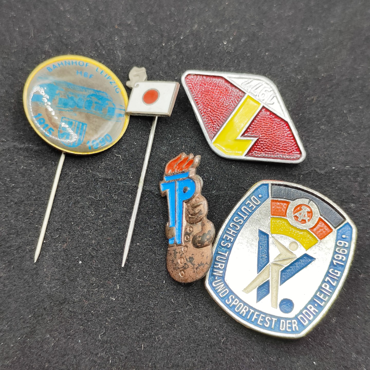 全场0元起拍 第53期 咸鱼国勋章拍卖专场 5月7日（周日）下午6：00开始 徽章一组