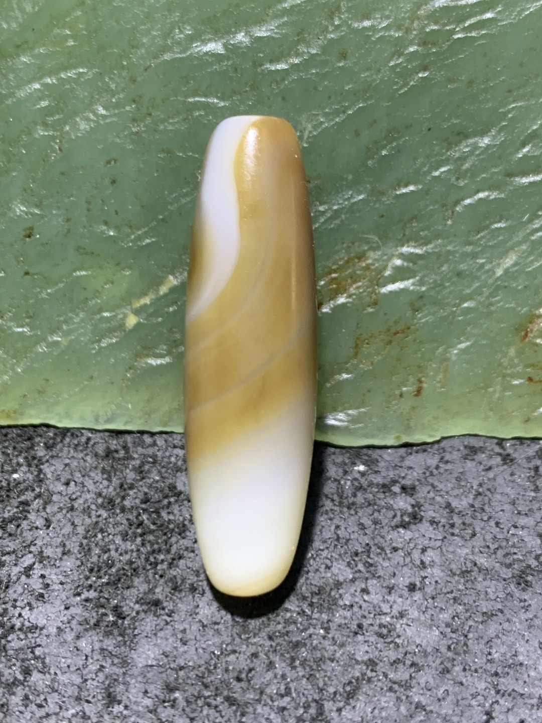 高玉化缠丝玛瑙随形通货桶珠一个，