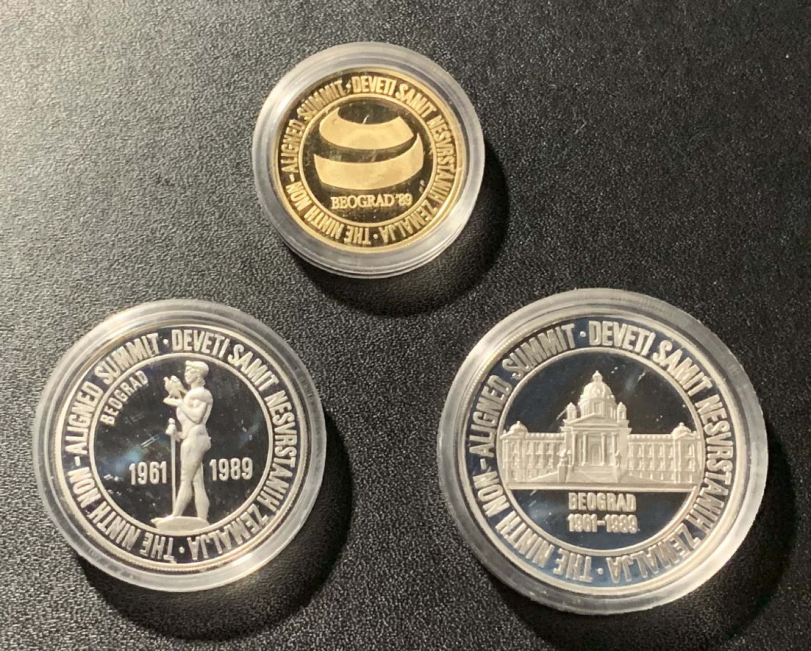 紫瑗钱币——第265期拍卖 南斯拉夫 1989年 不结盟国家首脑会议 50000 100000 2000000第纳尔 1金2银 纪念币 套装 带证书