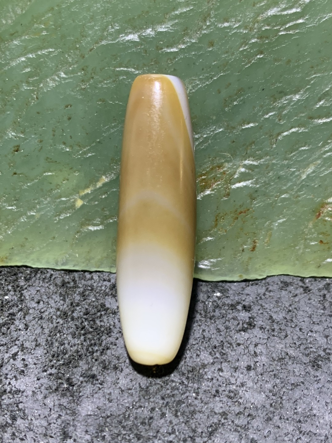 高玉化缠丝玛瑙随形通货桶珠一个，