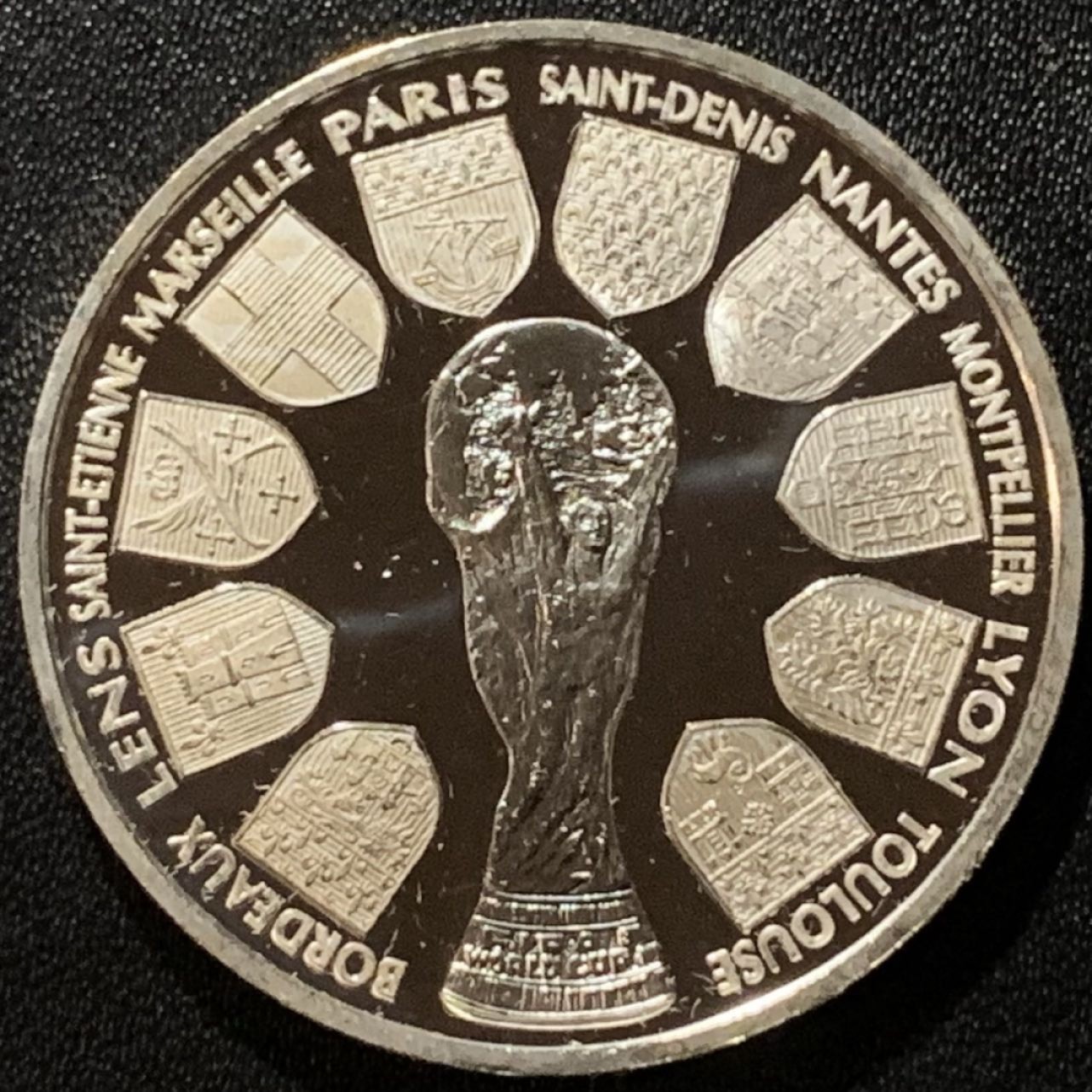 紫瑗钱币——第265期拍卖 法国 1998年 法国世界杯 大力神杯 10法郎 21.16克 0.9银 精制（划痕）