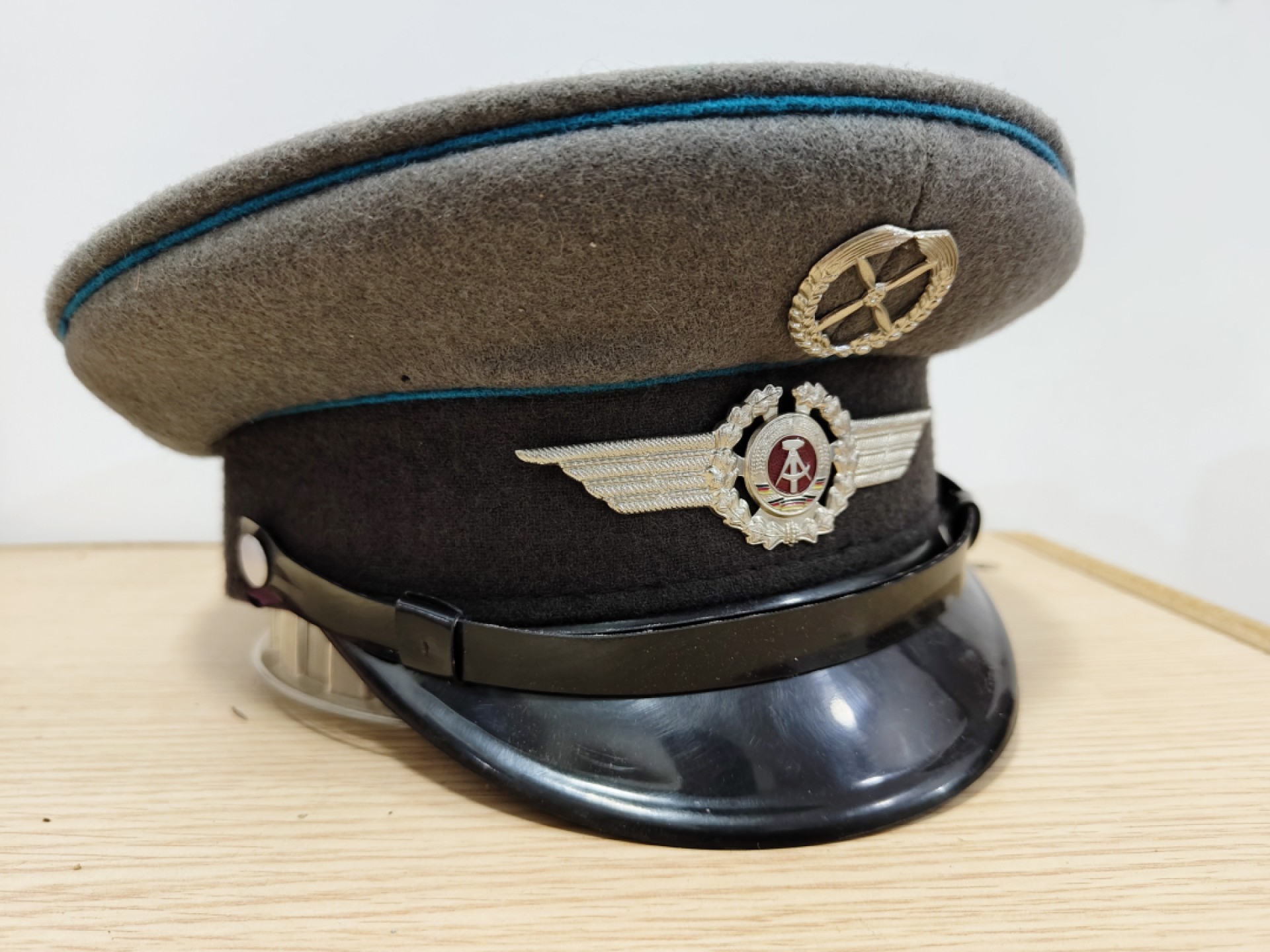 全场0元起拍 第53期 咸鱼国勋章拍卖专场 5月7日（周日）下午6：00开始 东德空军士官大檐帽 58CM