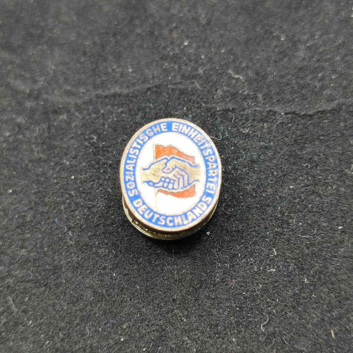 全场0元起拍 第53期 咸鱼国勋章拍卖专场 5月7日（周日）下午6：00开始 东德社会统一党党徽 早期琺瑯带标转轮版本