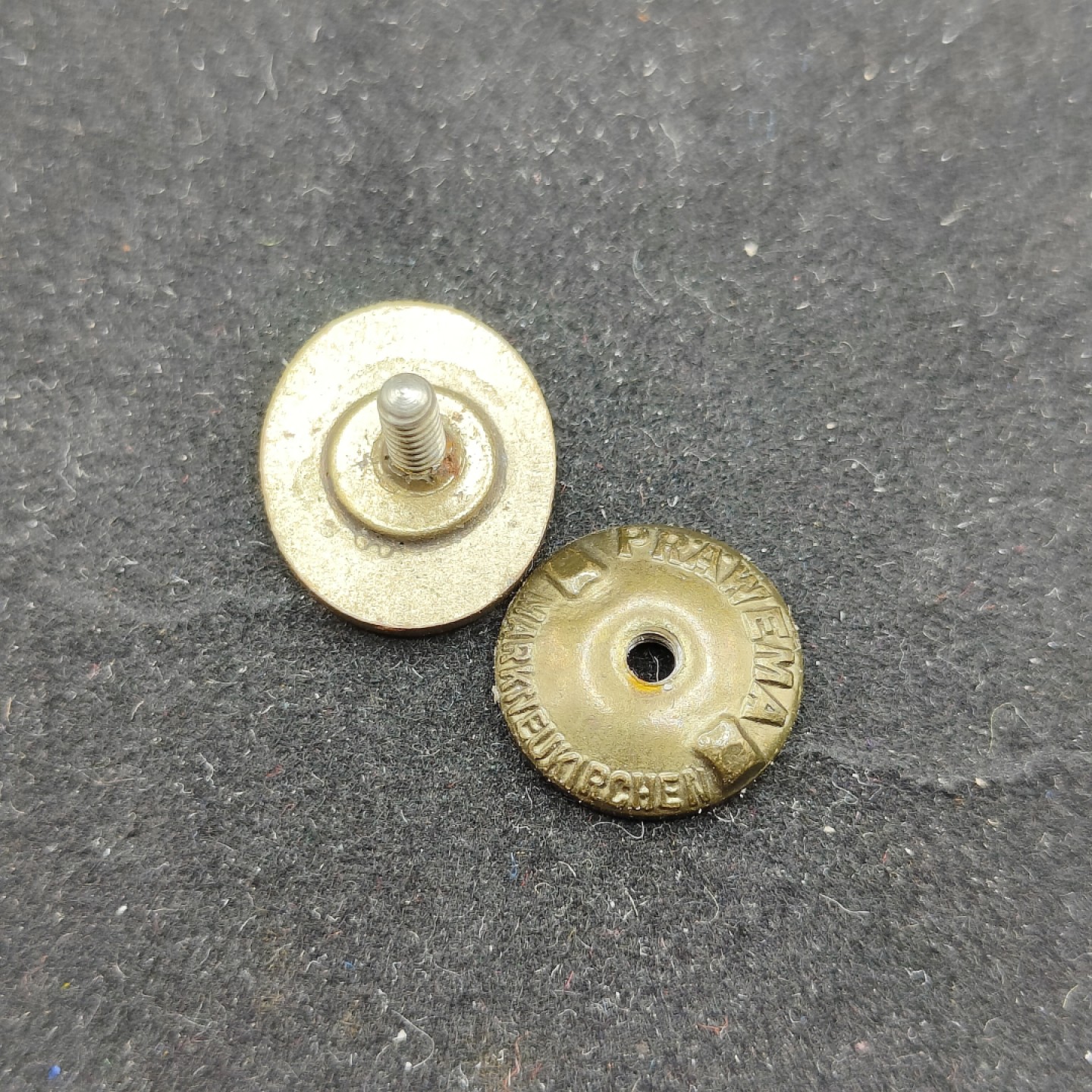 全场0元起拍 第53期 咸鱼国勋章拍卖专场 5月7日（周日）下午6：00开始 东德社会统一党党徽 早期琺瑯带标转轮版本