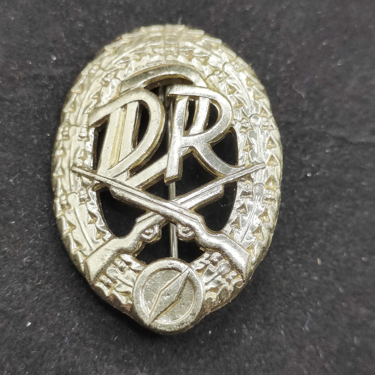 全场0元起拍 第53期 咸鱼国勋章拍卖专场 5月7日（周日）下午6：00开始 东德金级射击技能章