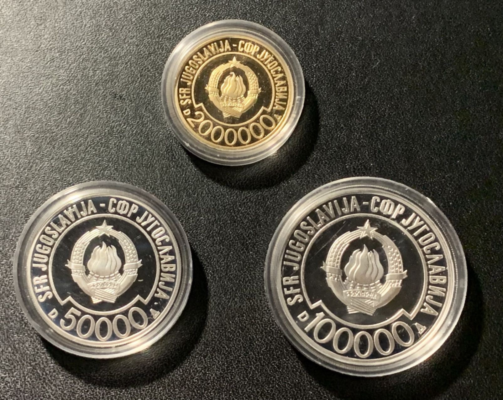 紫瑗钱币——第265期拍卖 南斯拉夫 1989年 不结盟国家首脑会议 50000 100000 2000000第纳尔 1金2银 纪念币 套装 带证书