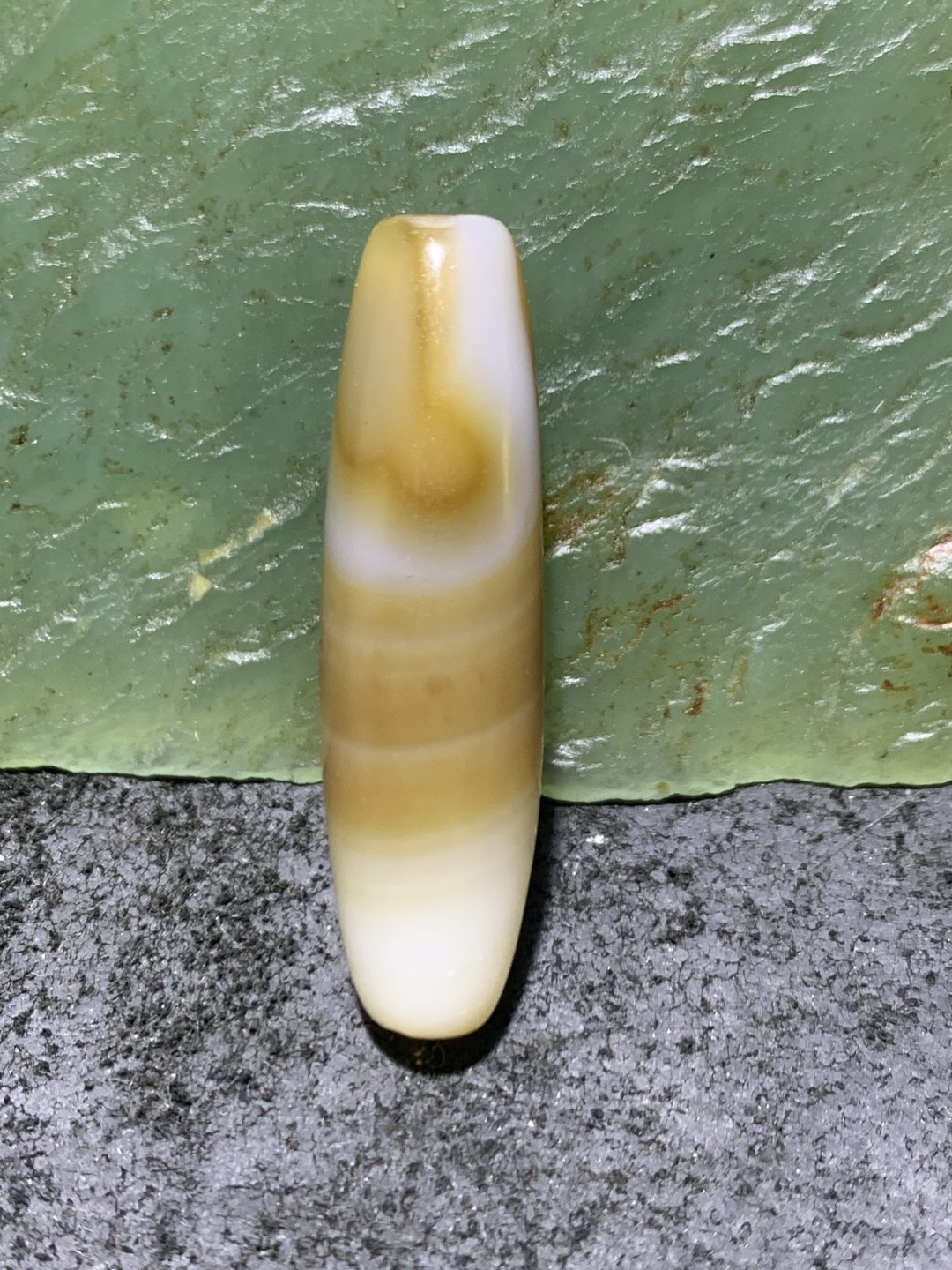 高玉化缠丝玛瑙随形通货桶珠一个，