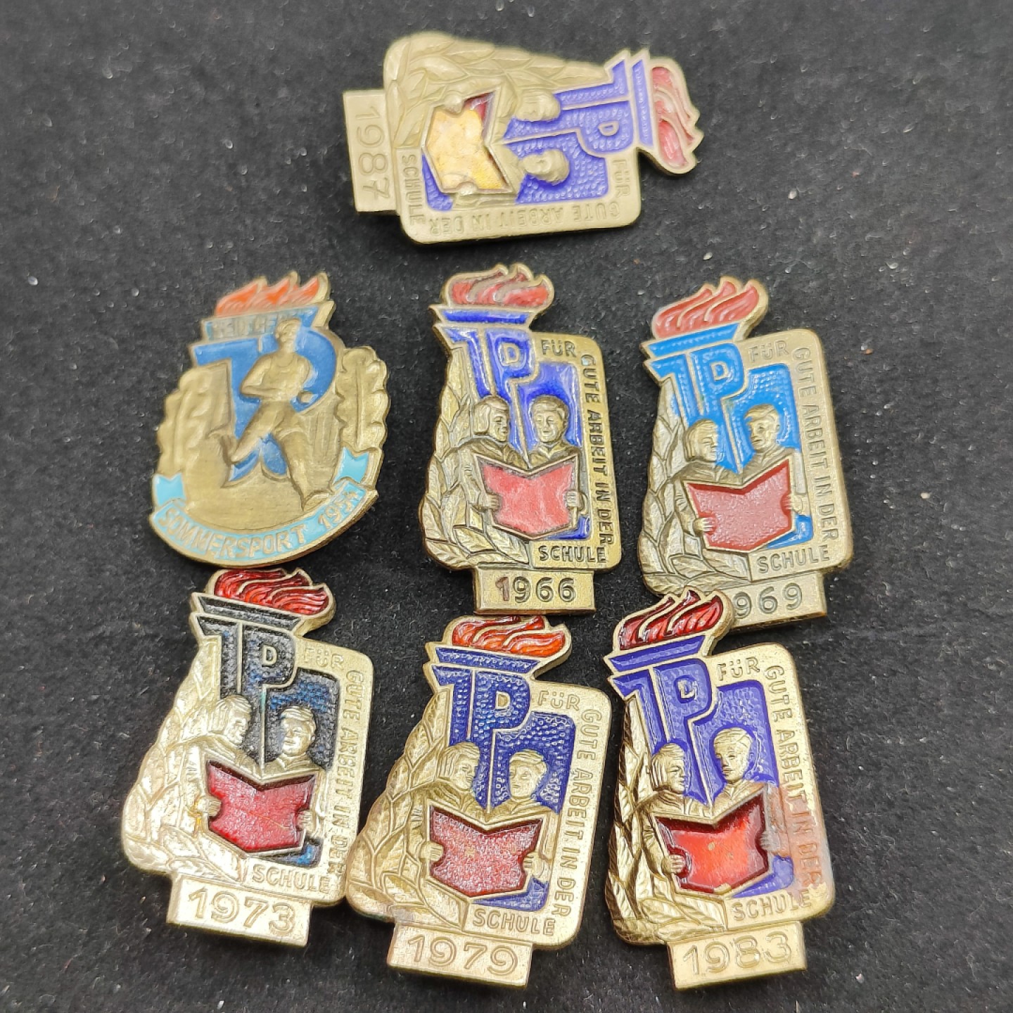 全场0元起拍 第53期 咸鱼国勋章拍卖专场 5月7日（周日）下午6：00开始 东德徽章一组，不同年份