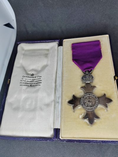 崇实勋章拍卖所（第13期天津发货） - 英国mbe奖章1918年的早期版本，背面有戳标：“SG”（勋章制作商Sebastian Garrard）、英国狮子、豹头（代表伦敦制造）、“D”（代表授予日期1918 年）