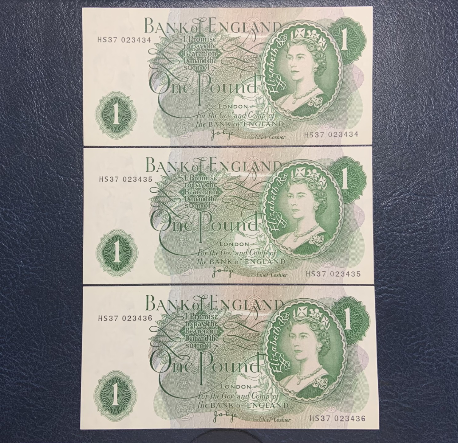 收藏联盟Quantum Auction 第256期拍卖  英国1960-70年1镑三连号 品相UNC- 票面有点钞痕