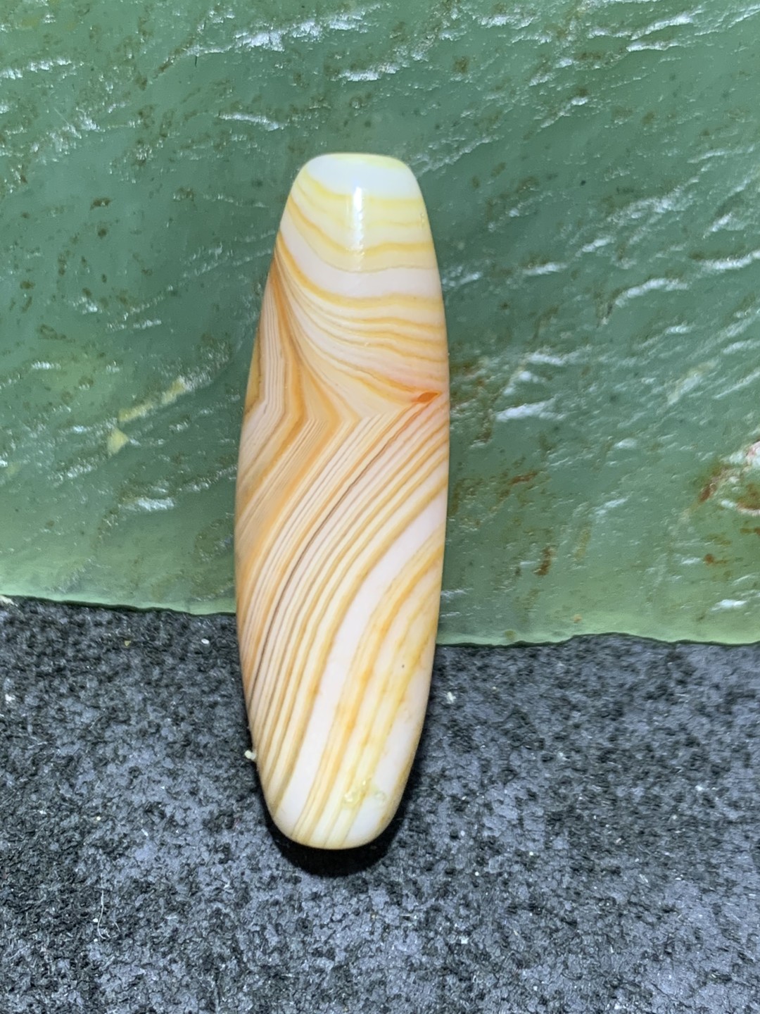 高玉化缠丝玛瑙随形通货桶珠一个，