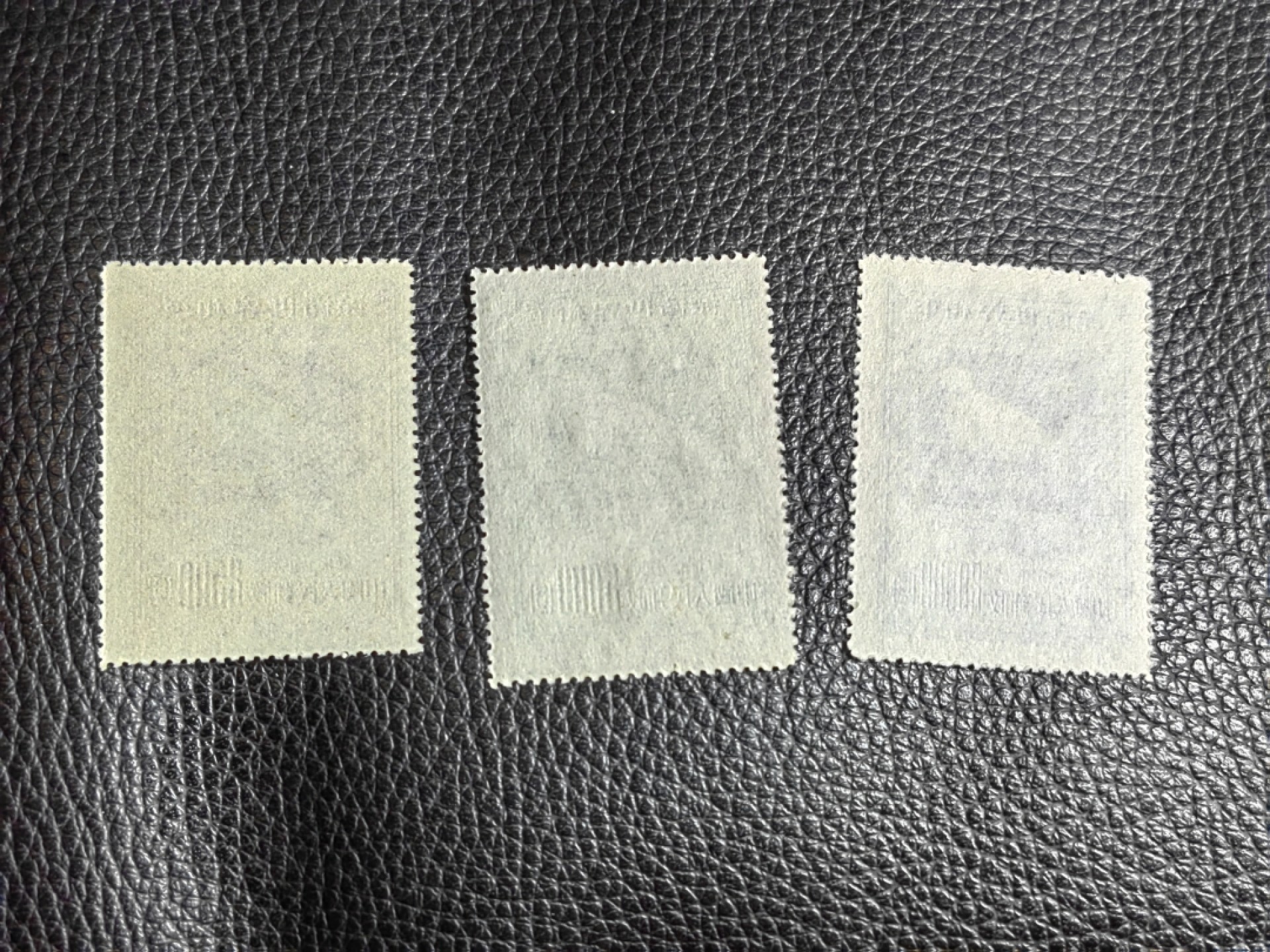 洪涛臻品批发群  精选邮票限时拍卖第二百五十四期 纪5和平  热门东北贴用一套，【纸张对比第二拍个别纸张明显偏薄，咨询了各路专家也不能确定是原版还是再版票】 全品一套，【大家凭本事捡漏吧】      有兴趣的拿去评级搏分，搏原版。原版价格很高！！！喜欢不要错过