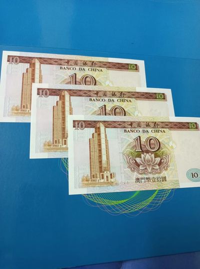 238.【鲸贝乐淘★两拍包邮】三字经·第“亲师友，习礼仪”号拍卖 【中国澳门🇲🇴】1995年澳门中国银行拾元全新UNC，AX81291、292、293三枚连号同拍，全程无47靓号如图发货！