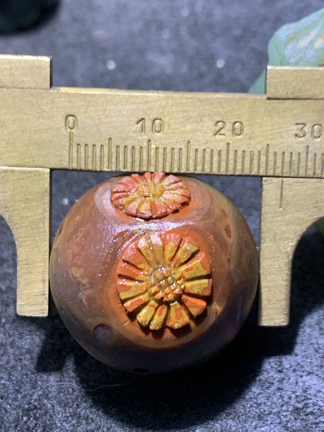 精美冰飘亚光战国红玛瑙巧雕太阳花大珠一个，