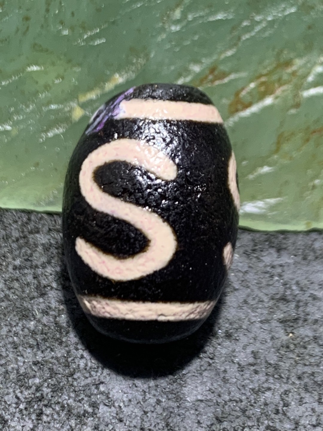 藏传玛瑙随形金钱钩天珠一颗