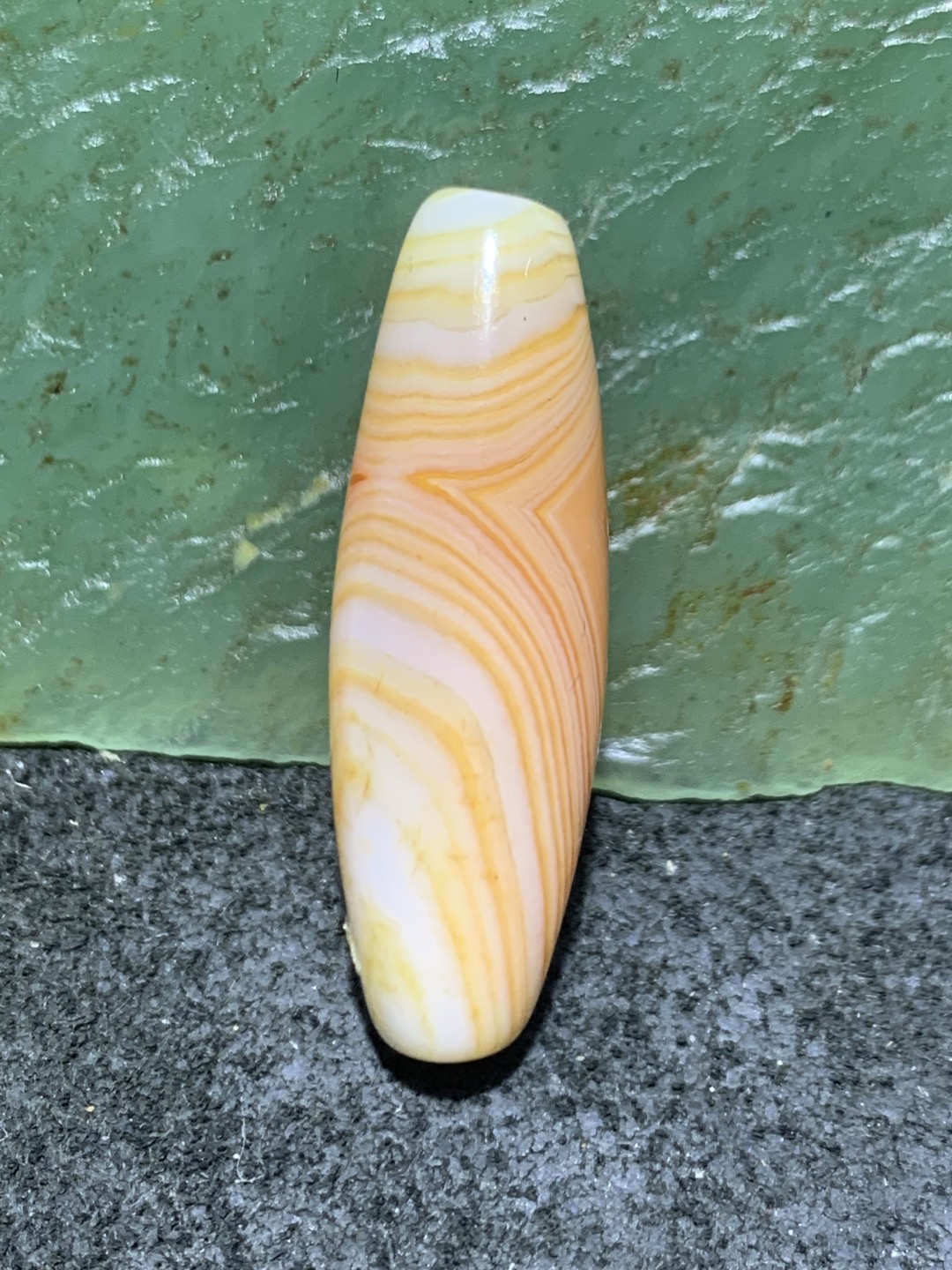 高玉化缠丝玛瑙随形通货桶珠一个，