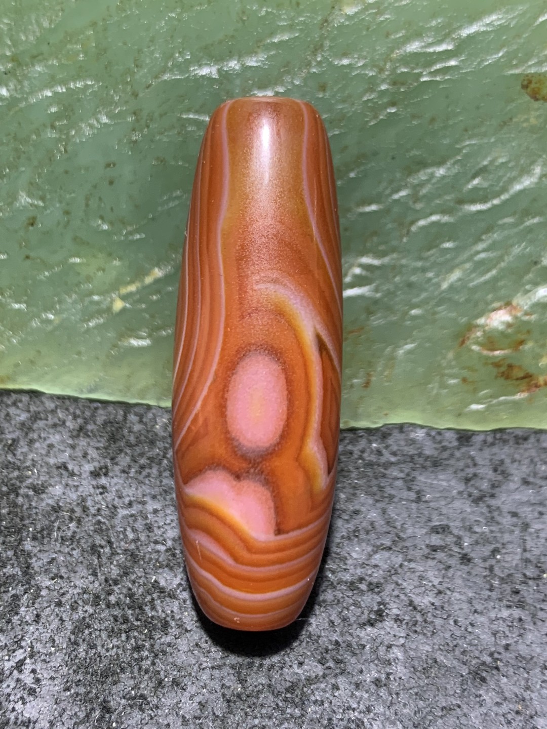 高玉化通货缠丝玛瑙桶珠一颗，