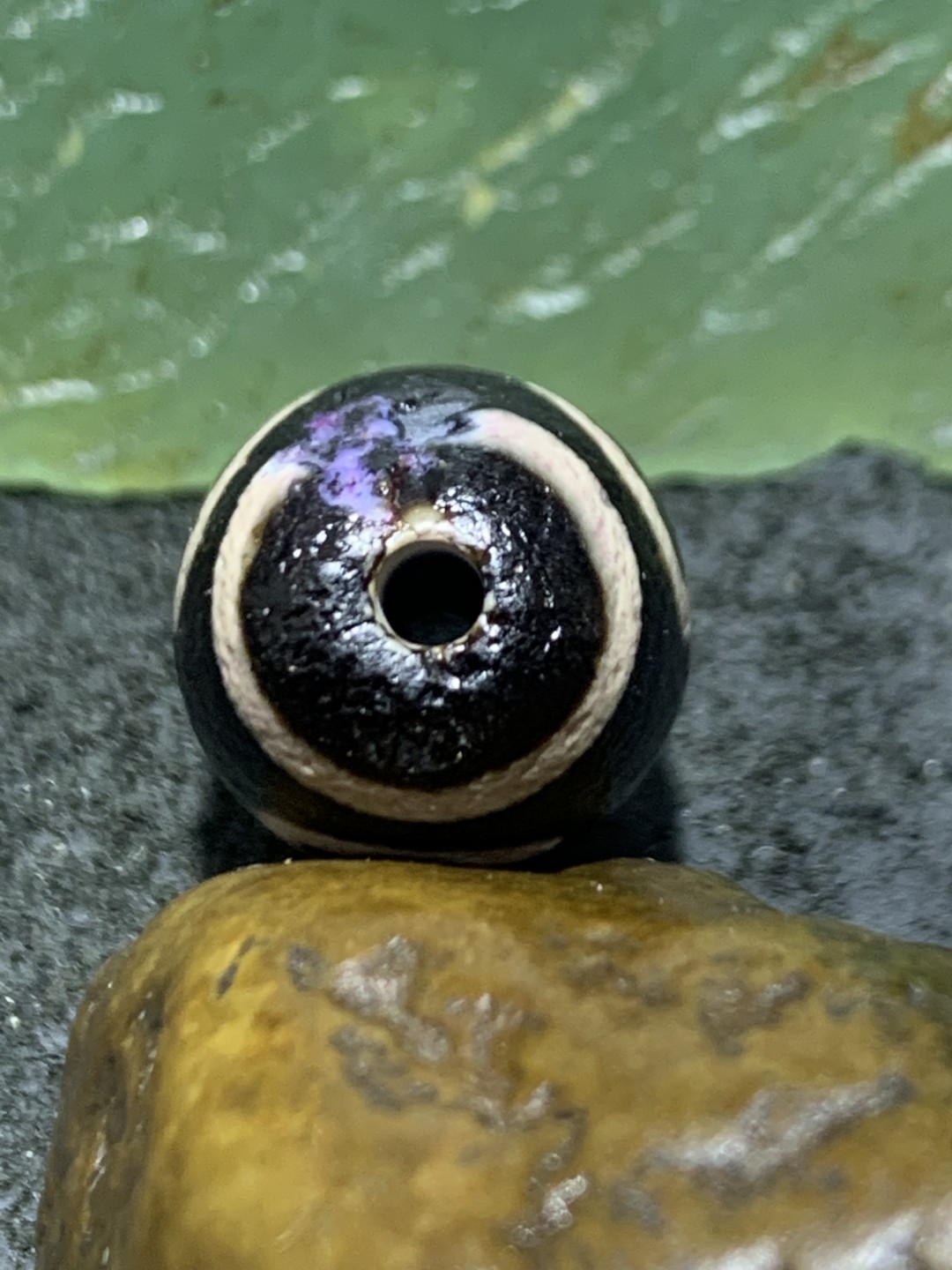 藏传玛瑙随形金钱钩天珠一颗
