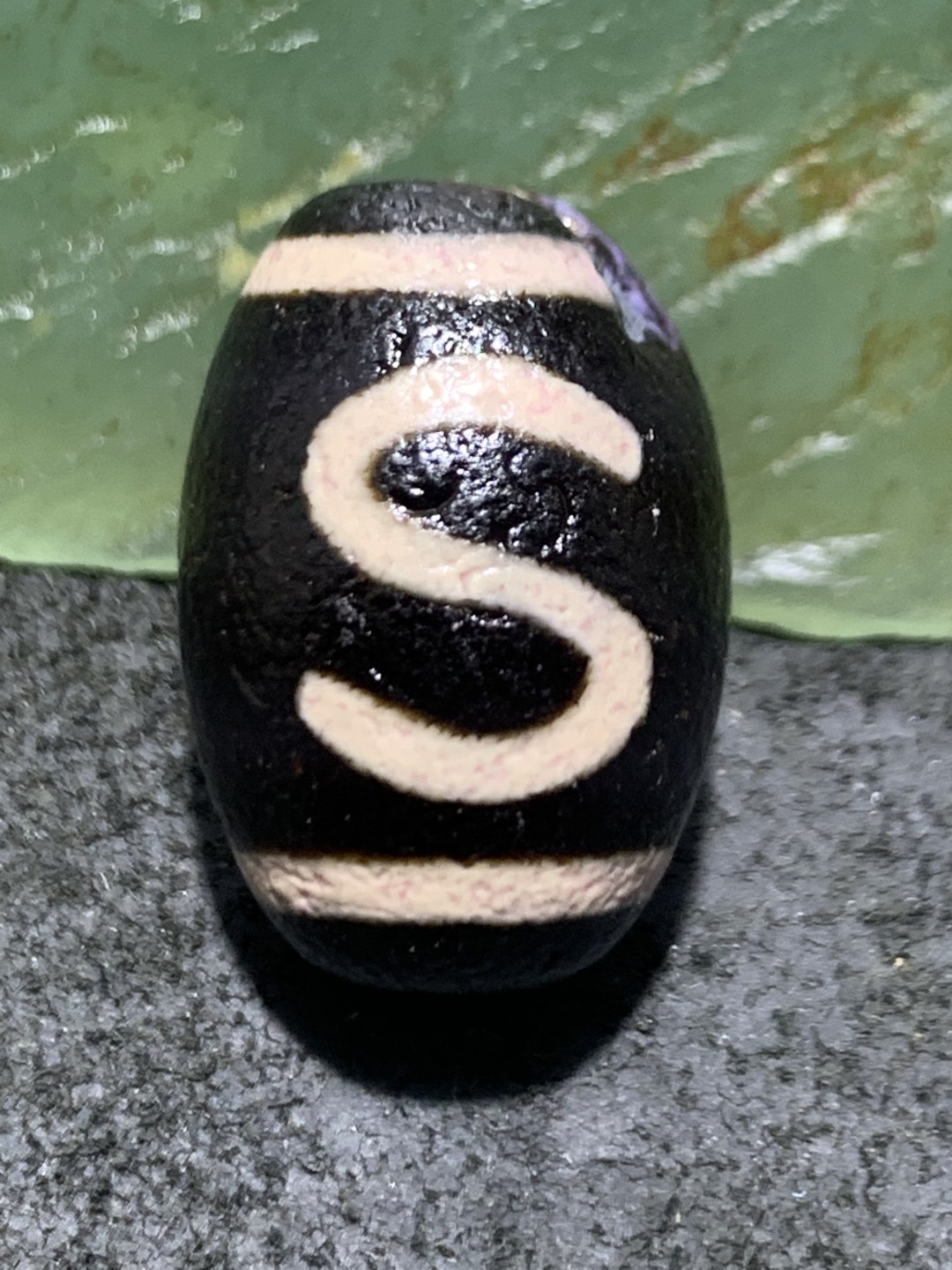 藏传玛瑙随形金钱钩天珠一颗