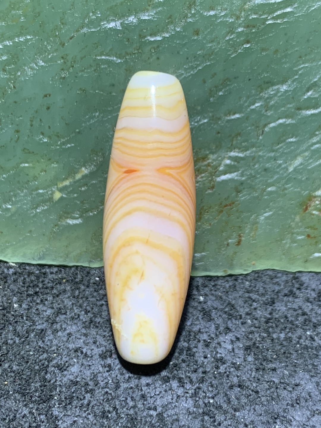 高玉化缠丝玛瑙随形通货桶珠一个，