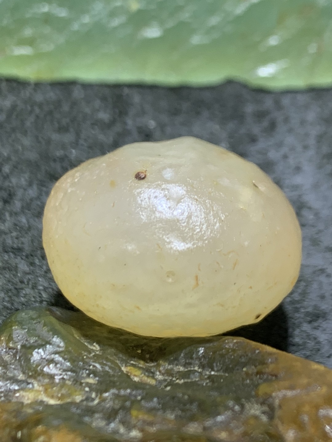 精美天然戈壁麻皮白玛瑙原石一颗