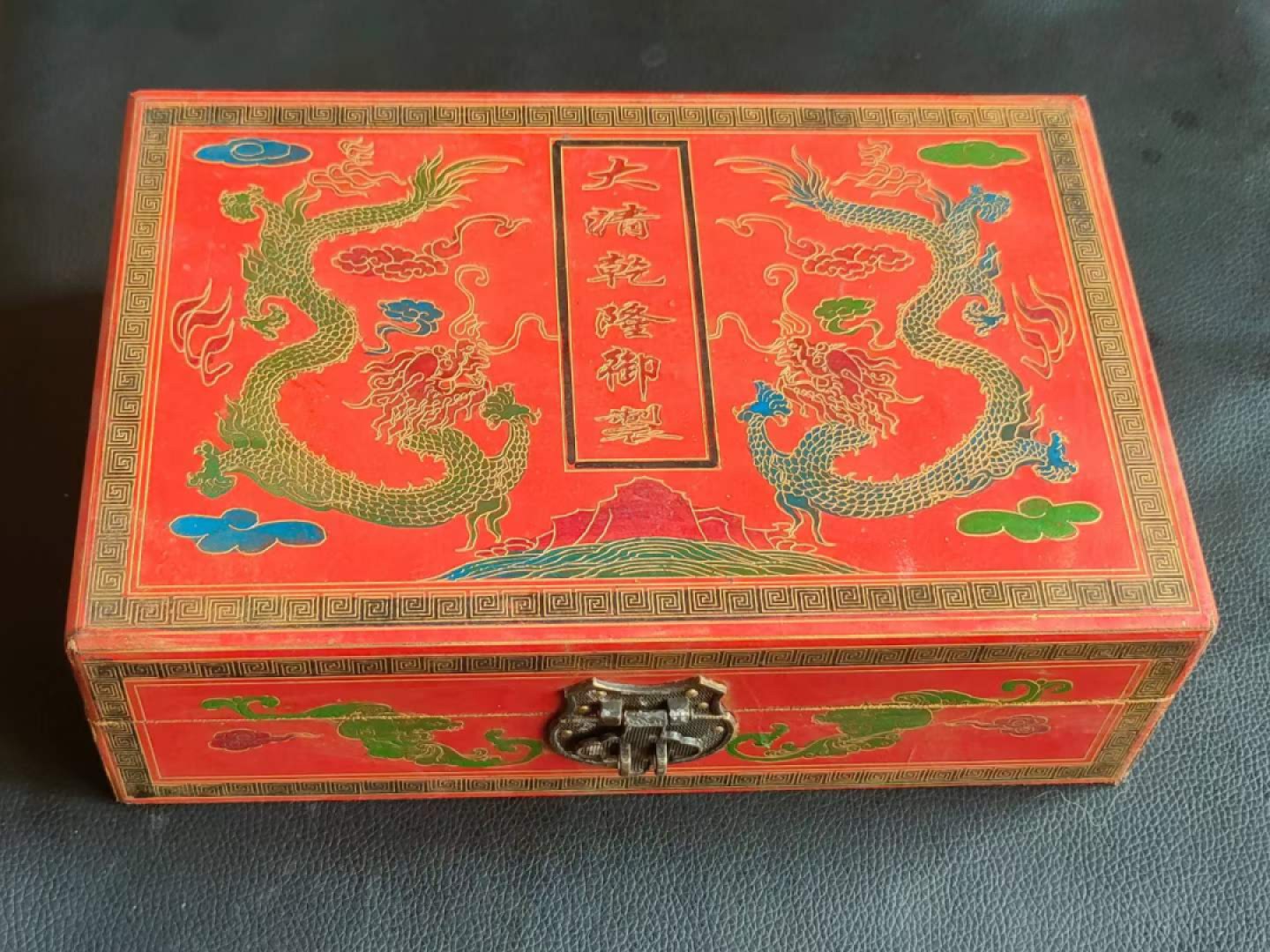 楠木描金盒装顶级冰种翡翠掐丝镶宝石手镯，水头足，质地细腻纯净无瑕疵，颜色为纯正、明亮、浓郁、非常漂亮。