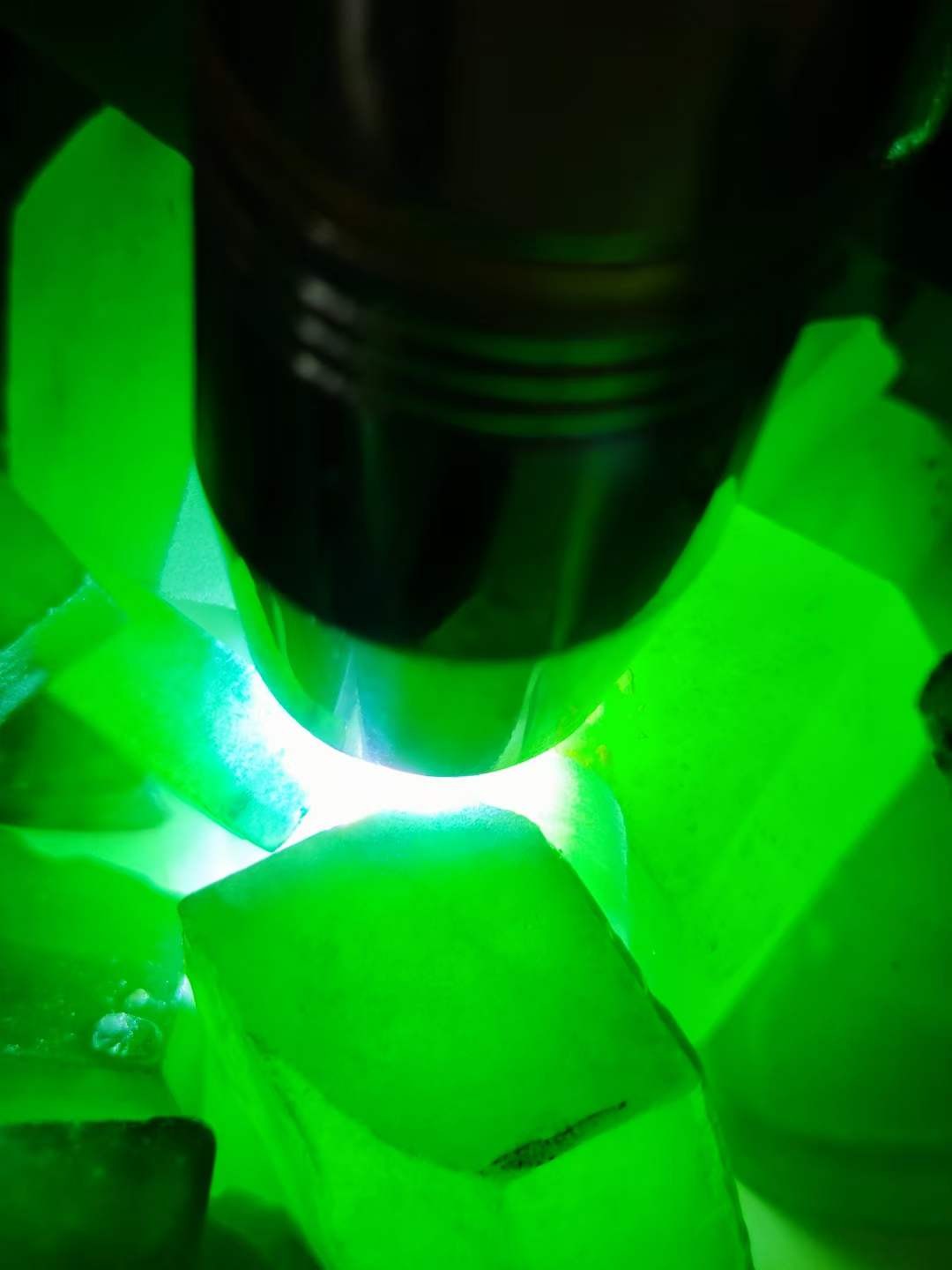 楠木描金盒装冰种翡翠手镯下角料，水头足，质地细腻纯净无瑕疵，颜色为纯正、明亮、浓郁、非常漂亮。