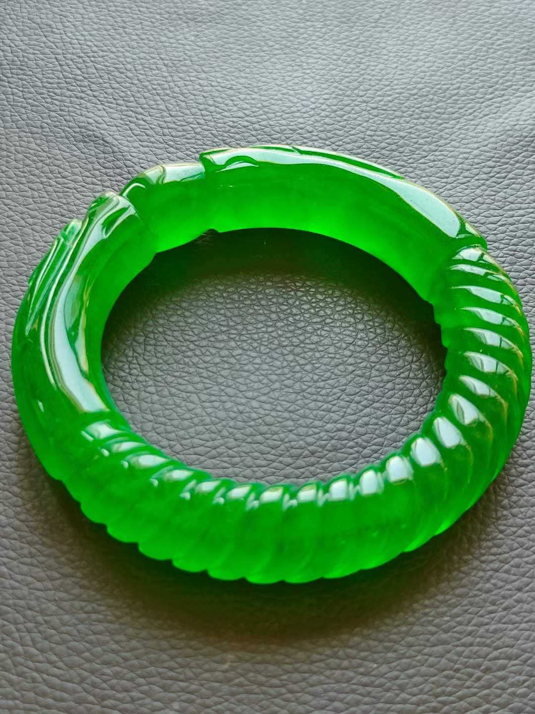 楠木描金盒装顶级冰种帝王绿翡翠手镯，水头足，质地细腻纯净无瑕疵，颜色为纯正、明亮、浓郁、非常漂亮。