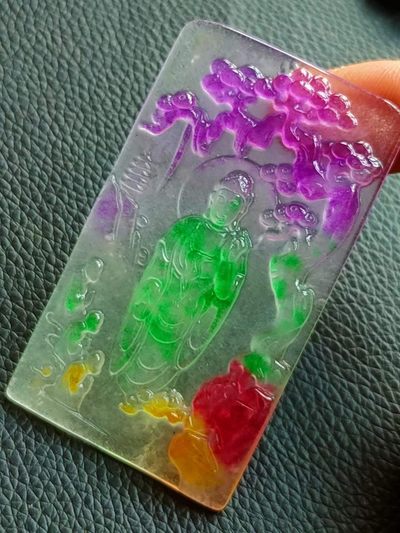 顶级冰种三彩翡翠牌子，水头足，质地细腻纯净无瑕疵，颜色为纯正、明亮、浓郁、非常漂亮。 顶级冰种三彩翡翠牌子，水头足，质地细腻纯净无瑕疵，颜色为纯正、明亮、浓郁、非常漂亮。