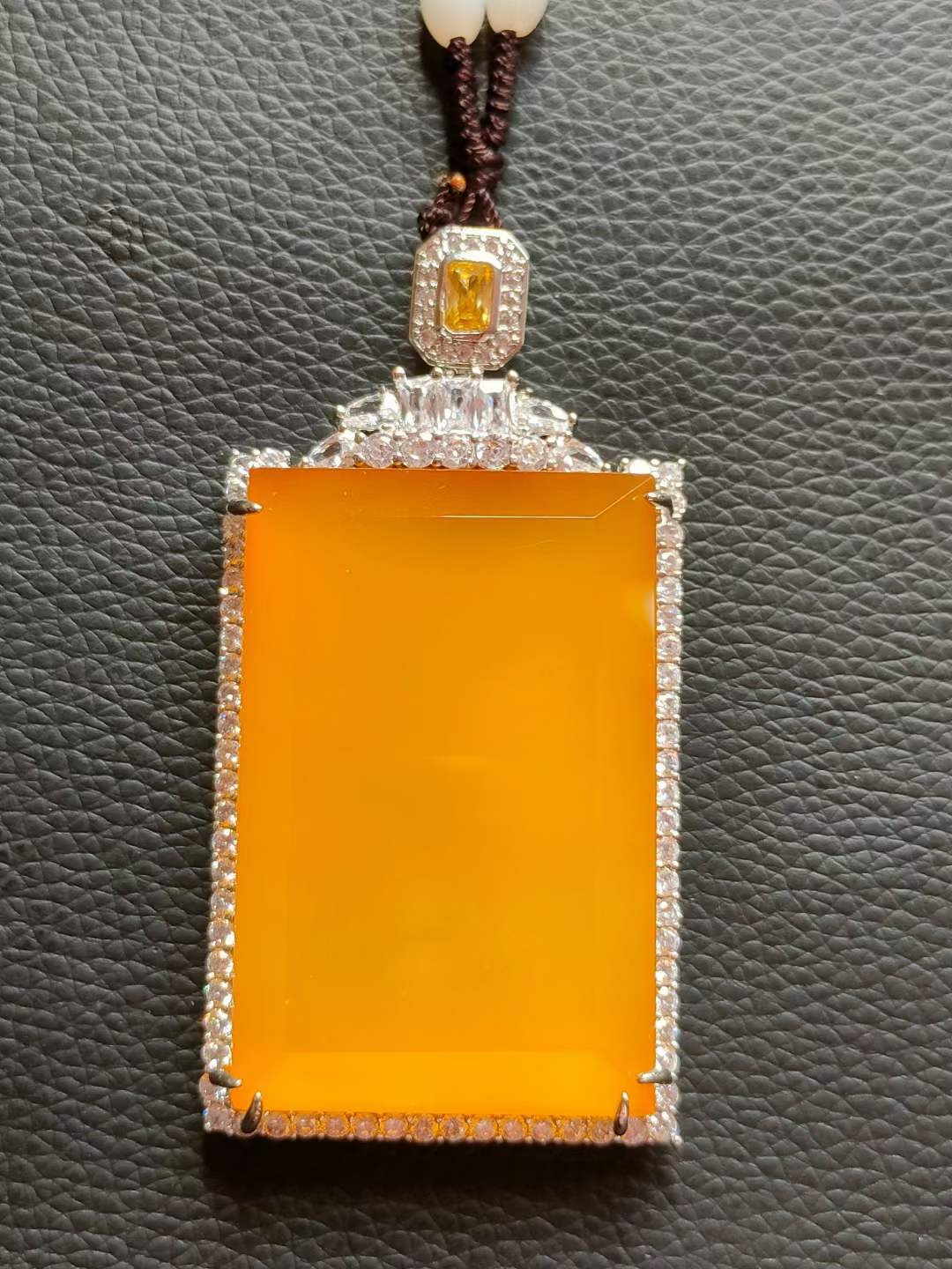 和田玉和田玉链配 银镶钻石💎 镶顶级冰种帝王绿翡翠挂件，水头足，质地细腻纯净无瑕疵，颜色为纯正、明亮、浓郁、非常漂亮。