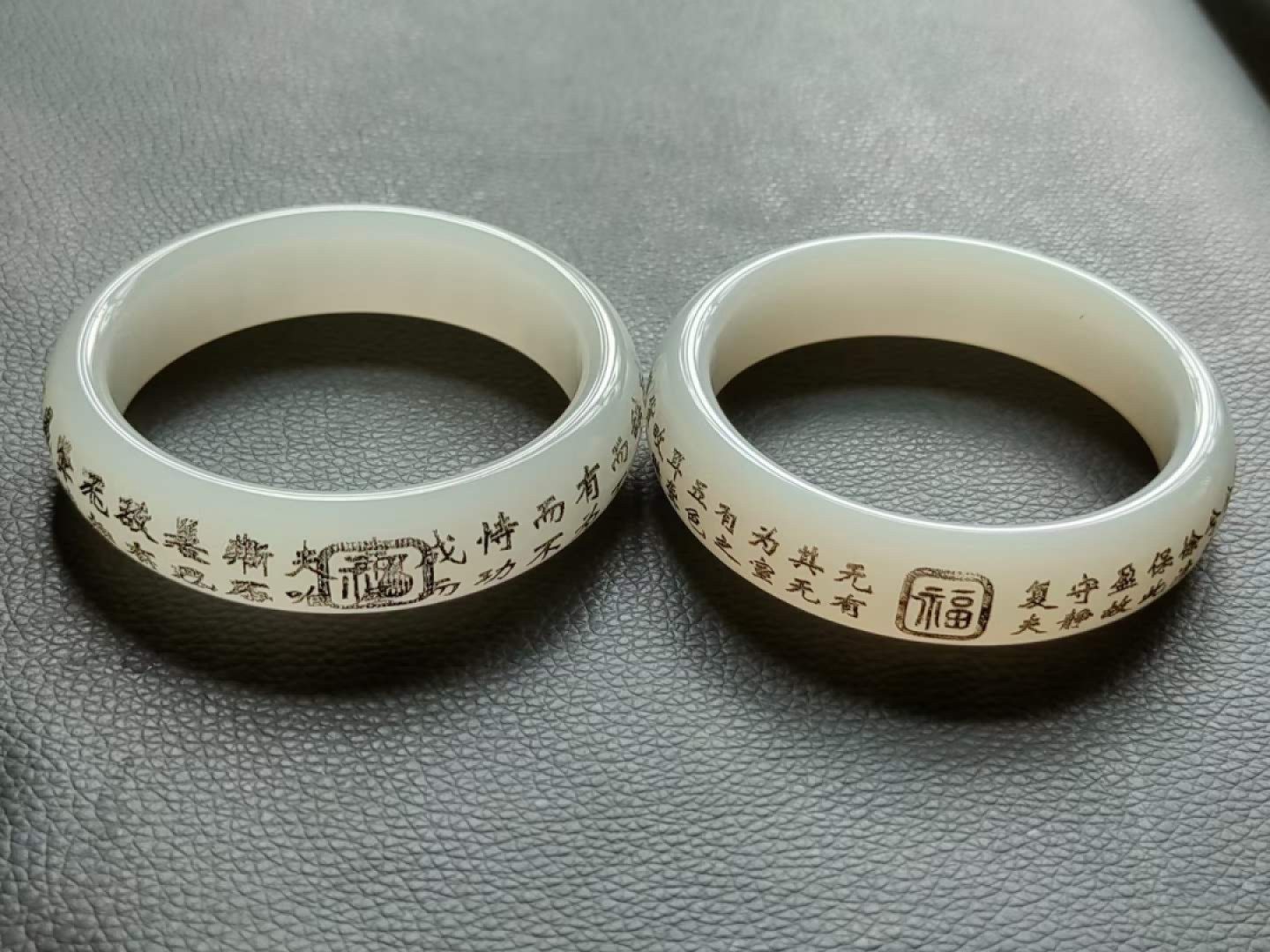 楠木描金盒装精品和田玉手镯+银、银鎏金镶宝石戒指，玉质细腻油润底庄干净，宝石光彩夺目。
