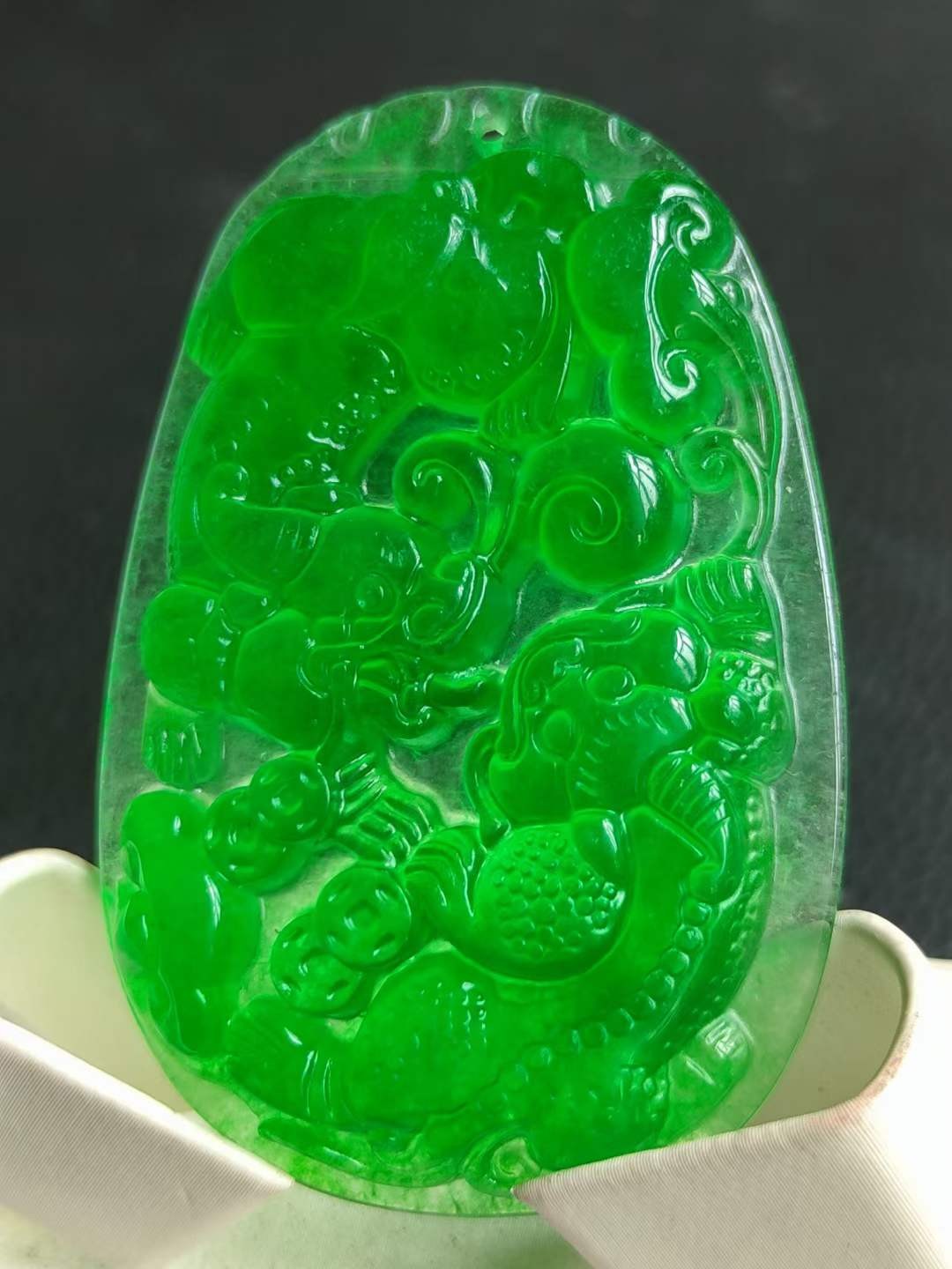 顶级冰种帝王绿翡翠牌子，水头足，质地细腻纯净无瑕疵，颜色为纯正、明亮、浓郁、非常漂亮。