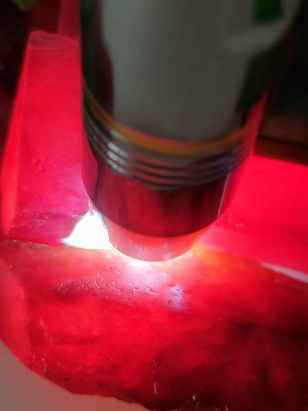 楠木描金盒装冰种翡翠手镯下角料，水头足，质地细腻纯净无瑕疵，颜色为纯正、明亮、浓郁、非常漂亮。