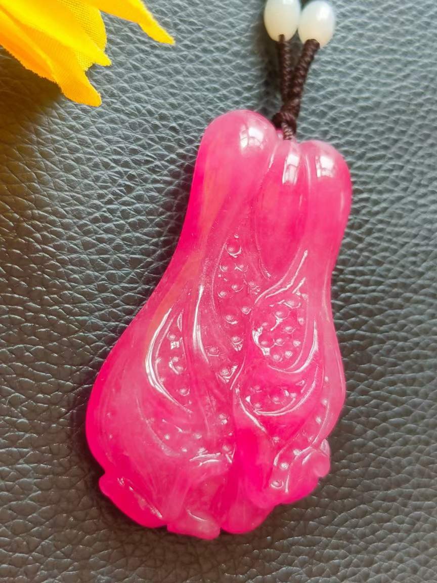 精品和田玉链配顶级冰种帝王翡翠“百财”顶级，水头足，质地细腻纯净无瑕疵，颜色为纯正、明亮、浓郁、非常漂亮。