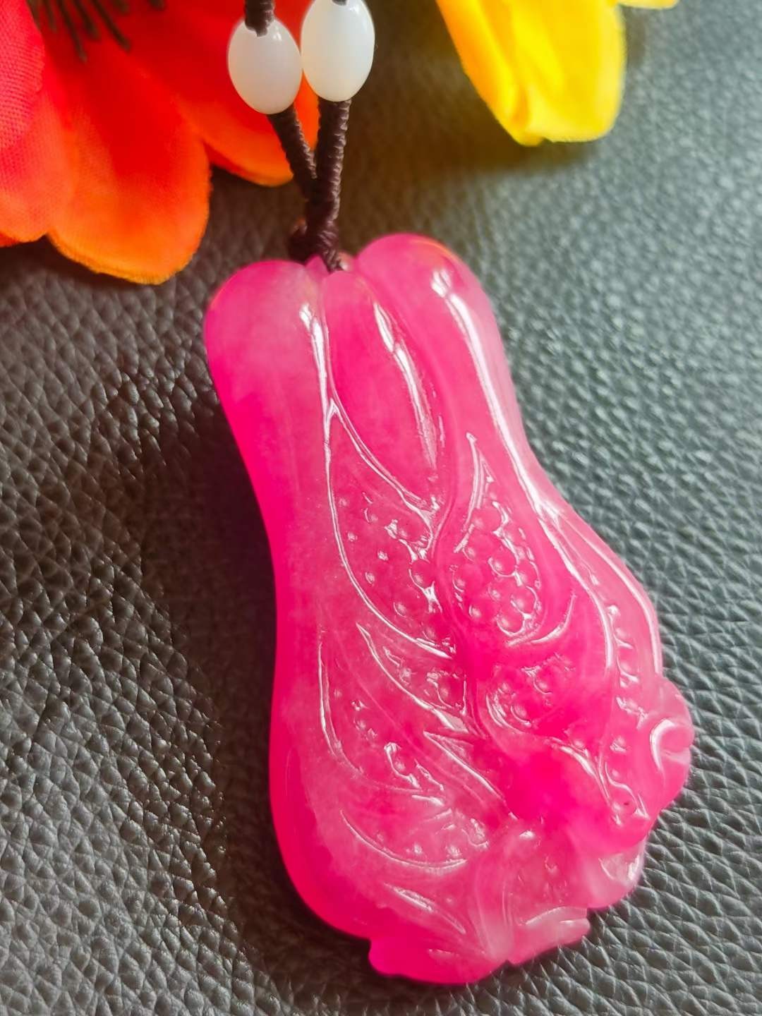 精品和田玉链配顶级冰种帝王翡翠“百财”顶级，水头足，质地细腻纯净无瑕疵，颜色为纯正、明亮、浓郁、非常漂亮。