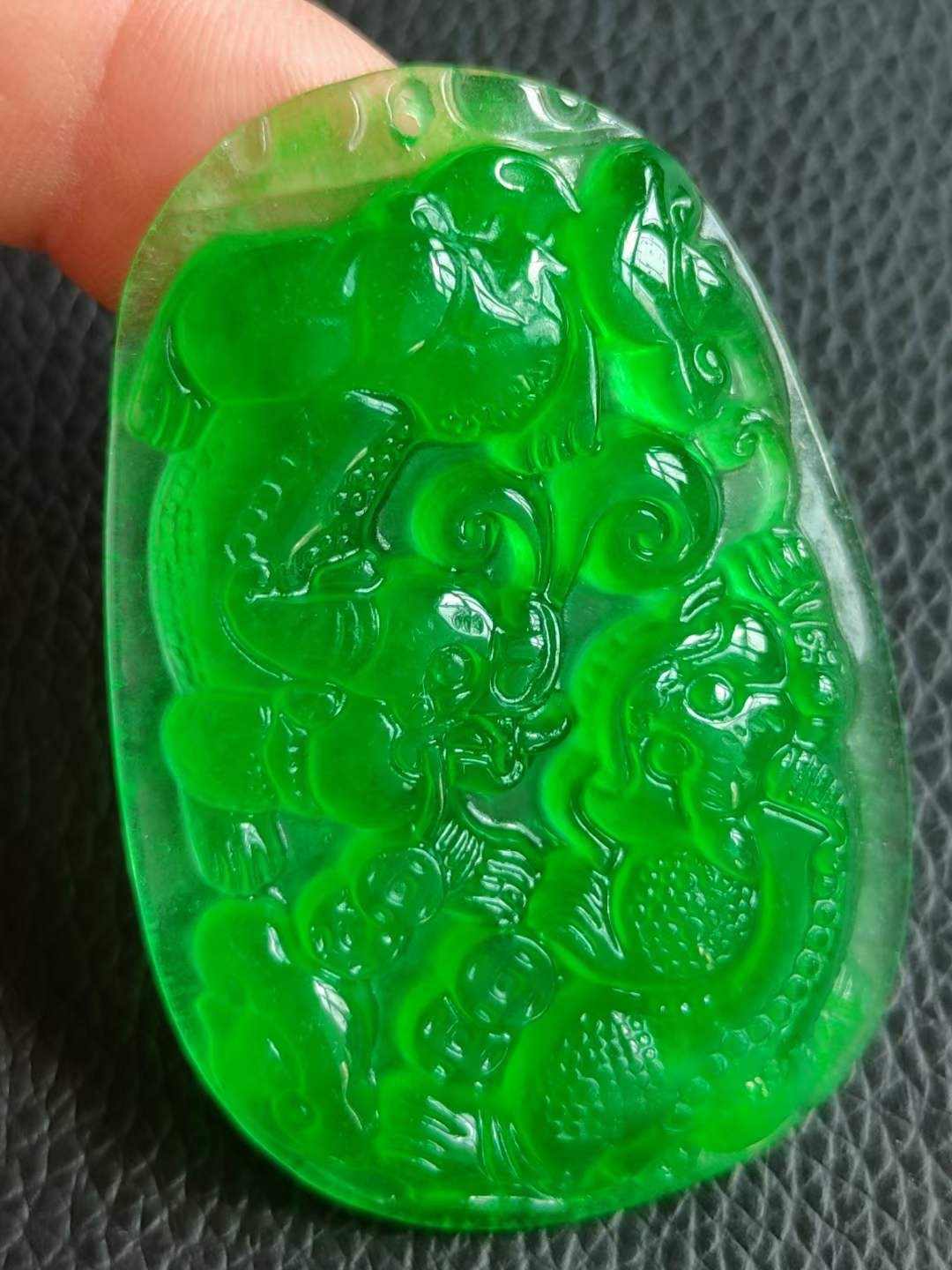 顶级冰种帝王绿翡翠牌子，水头足，质地细腻纯净无瑕疵，颜色为纯正、明亮、浓郁、非常漂亮。