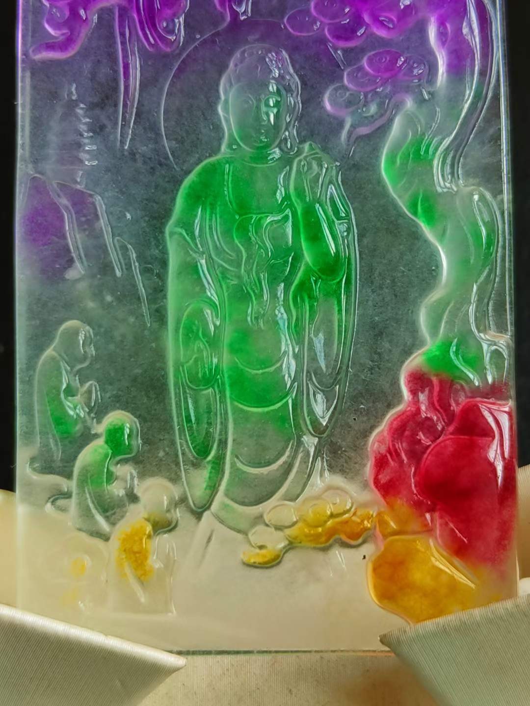 顶级冰种三彩翡翠牌子，水头足，质地细腻纯净无瑕疵，颜色为纯正、明亮、浓郁、非常漂亮。