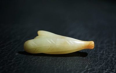 玉石翡翠玛瑙｜拍卖专场 明清工老和田玉兰花挂件