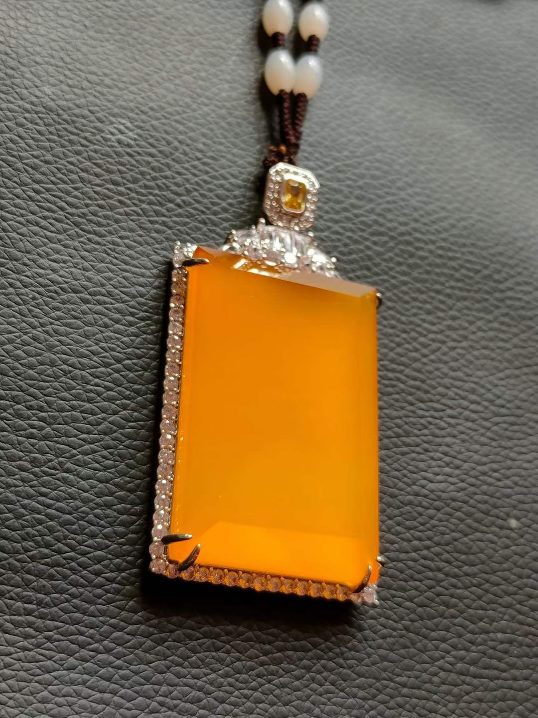 和田玉和田玉链配 银镶钻石💎 镶顶级冰种帝王绿翡翠挂件，水头足，质地细腻纯净无瑕疵，颜色为纯正、明亮、浓郁、非常漂亮。