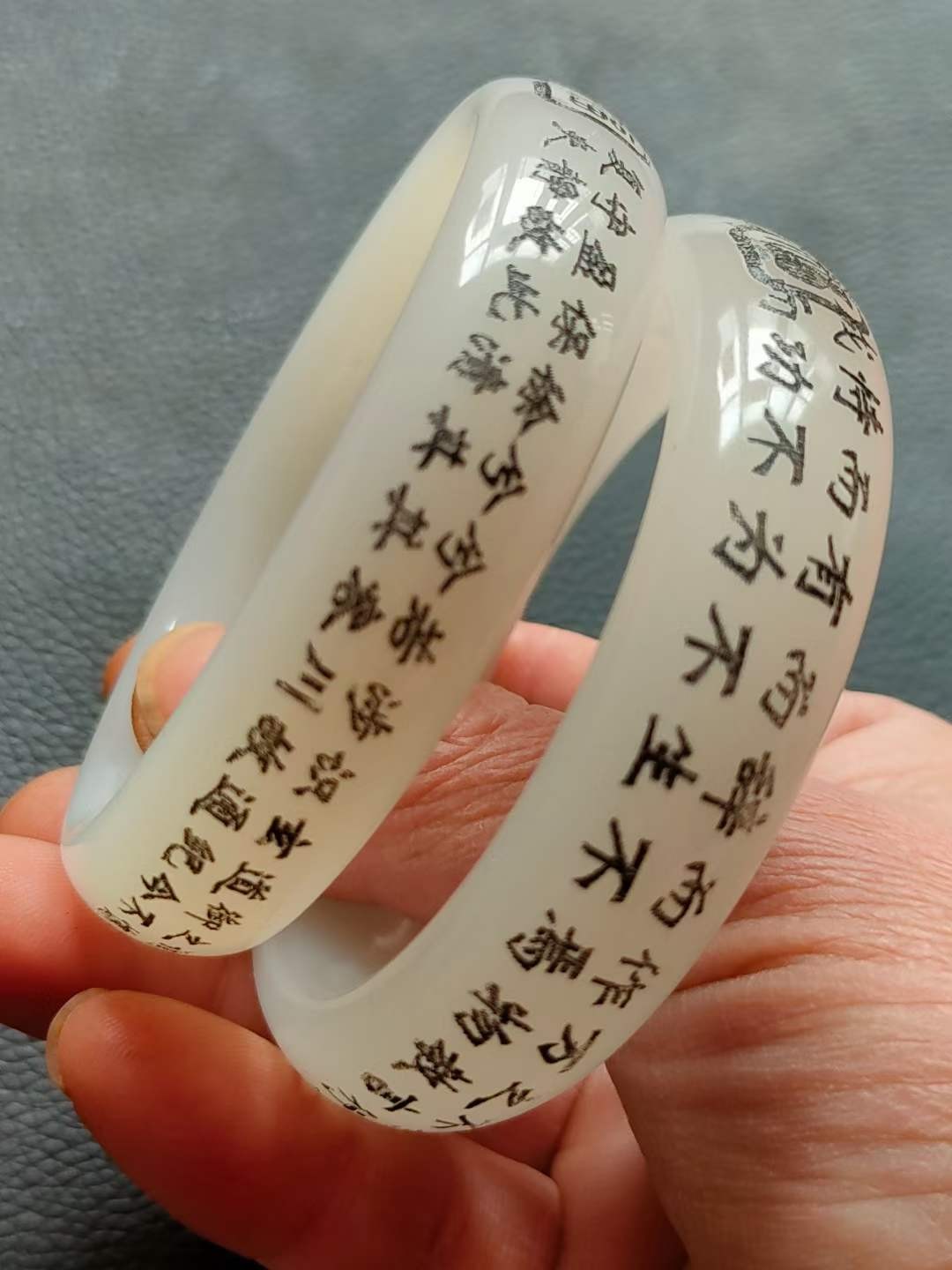 楠木描金盒装精品和田玉手镯+银、银鎏金镶宝石戒指，玉质细腻油润底庄干净，宝石光彩夺目。