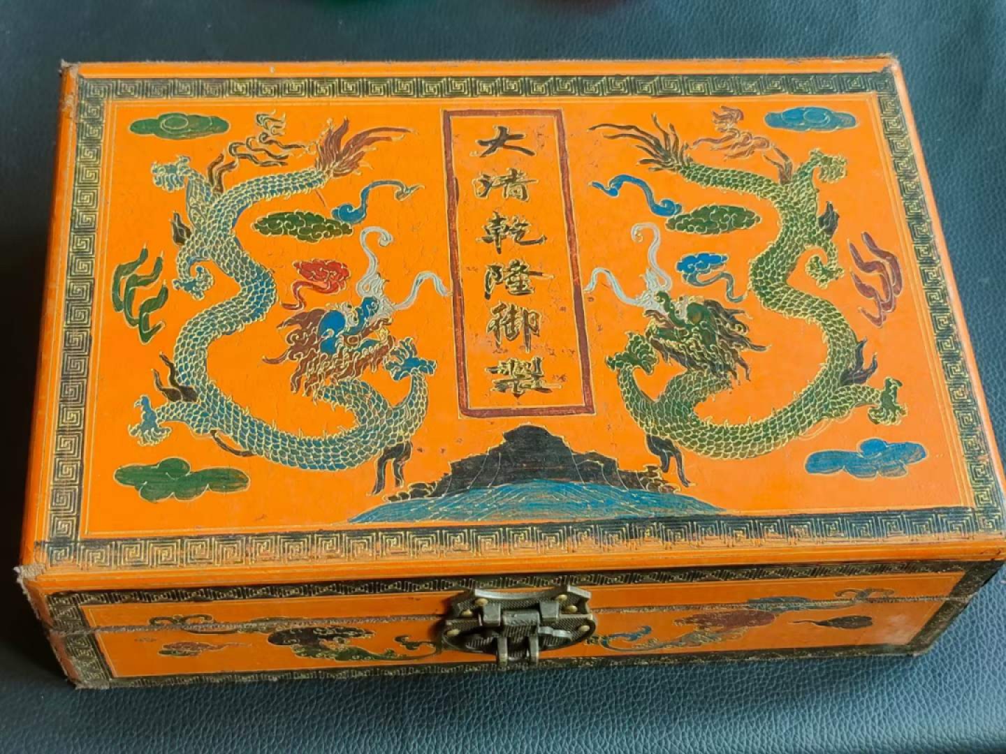 楠木描金盒装顶级冰种帝王绿翡翠手镯，水头足，质地细腻纯净无瑕疵，颜色为纯正、明亮、浓郁、非常漂亮。
