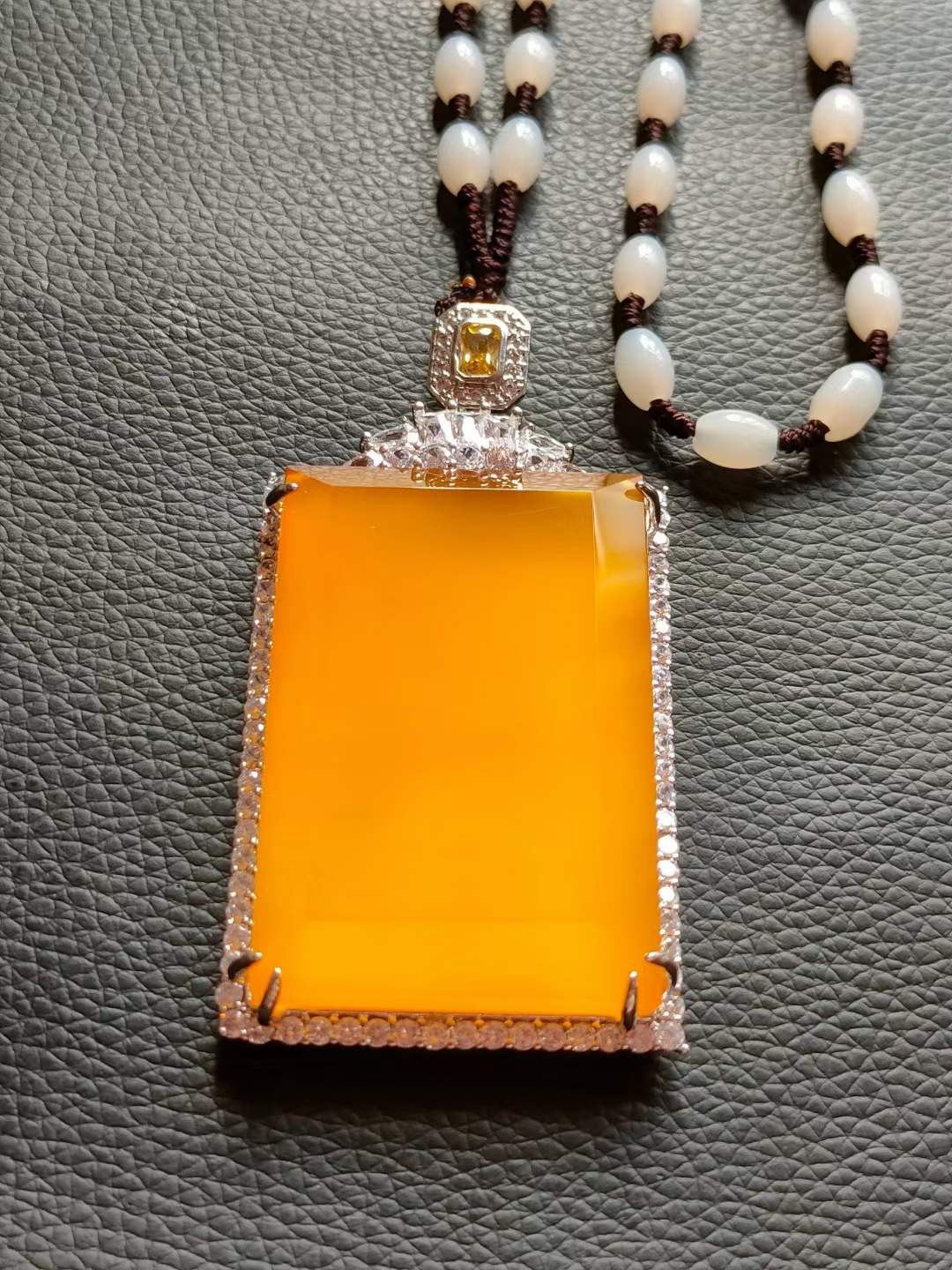 和田玉和田玉链配 银镶钻石💎 镶顶级冰种帝王绿翡翠挂件，水头足，质地细腻纯净无瑕疵，颜色为纯正、明亮、浓郁、非常漂亮。