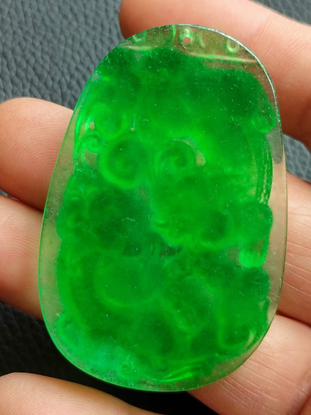 顶级冰种帝王绿翡翠牌子，水头足，质地细腻纯净无瑕疵，颜色为纯正、明亮、浓郁、非常漂亮。